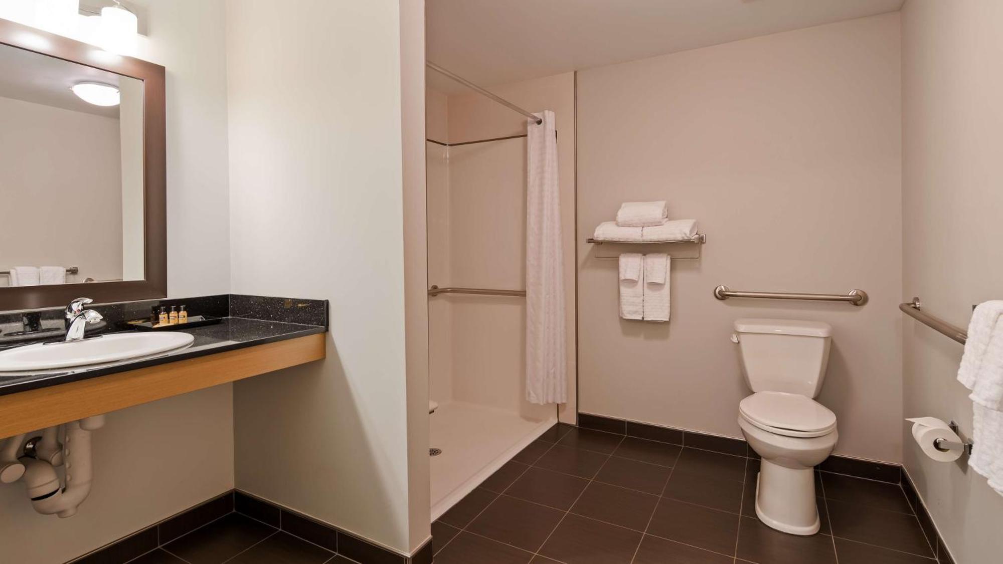 Queen Room with Two Queen Beds and Roll-In Shower - Disability/Non-Smoking