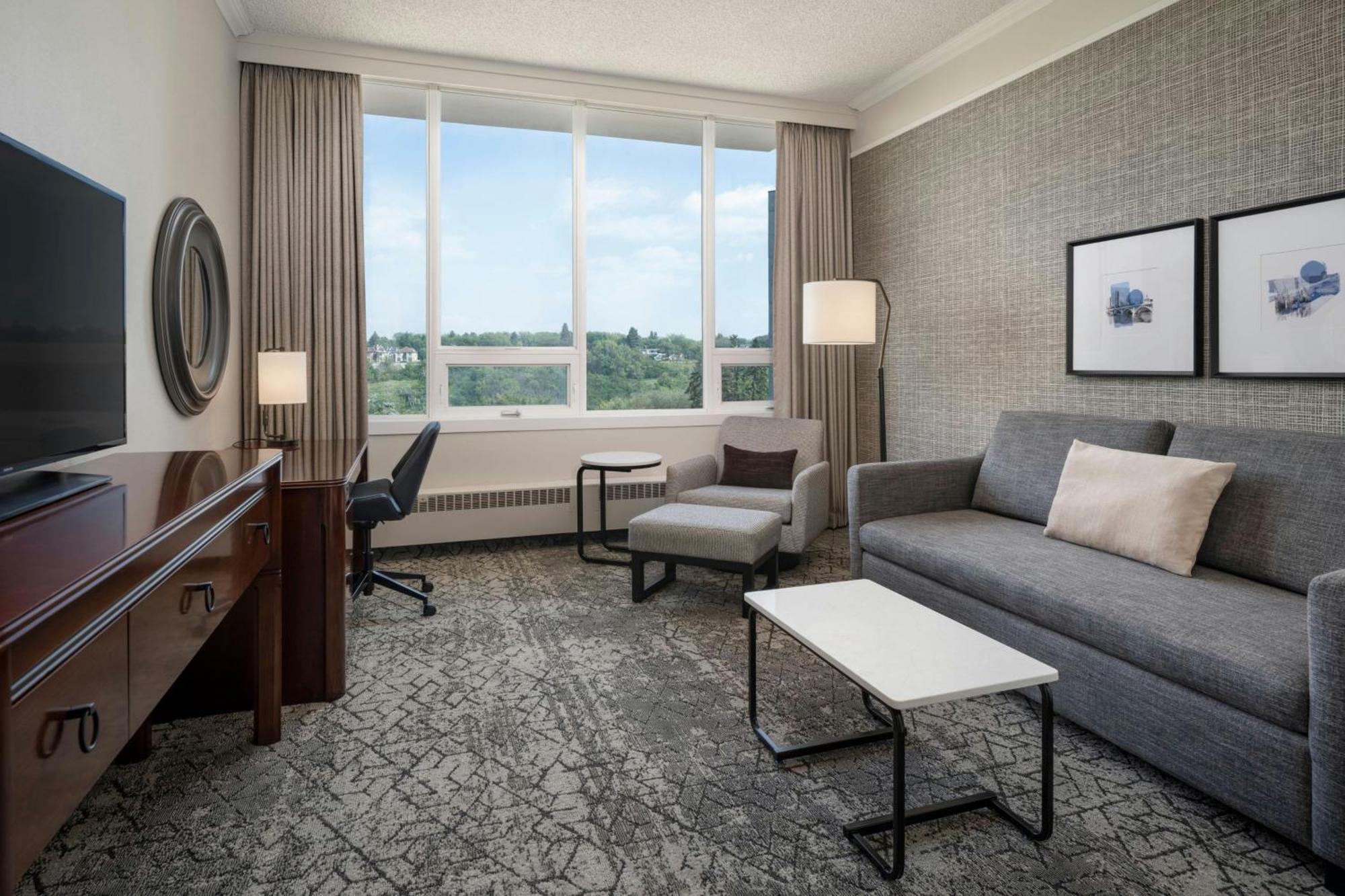 1 Bedroom Suite 1 King Sofa bed Garden view