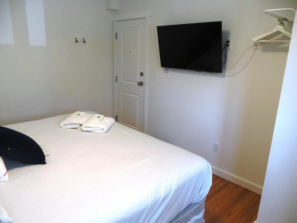 Deluxe Queen Room with Private Bath