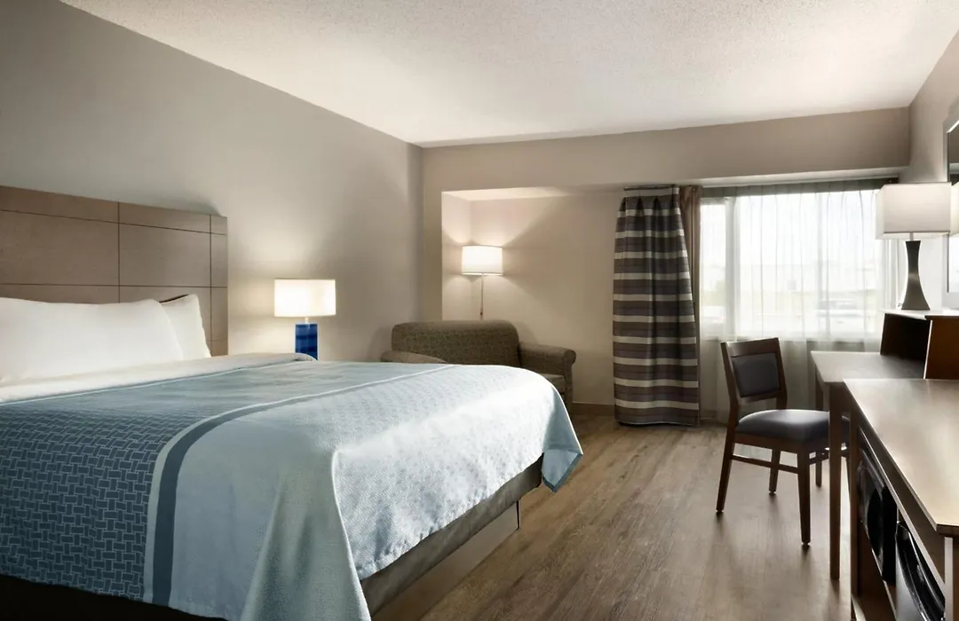 Travelodge Hotel By Wyndham Saskatoon-1
