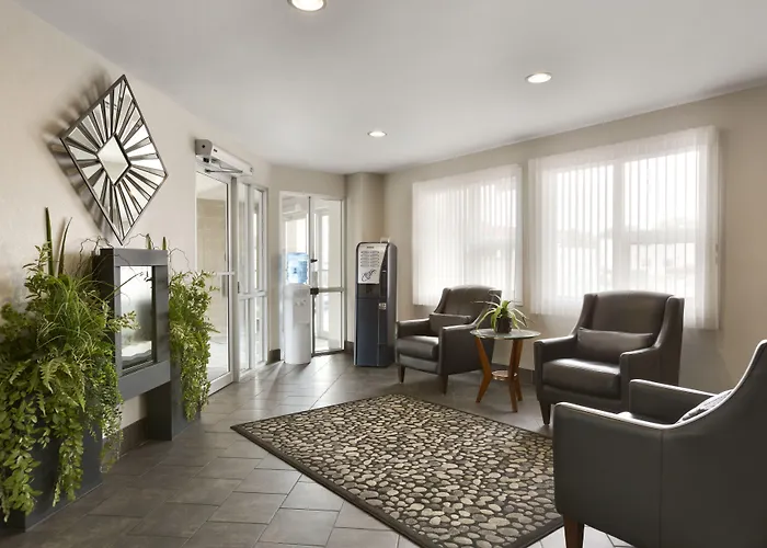 Hotels SaskatoonColonial Square Inn & Suites